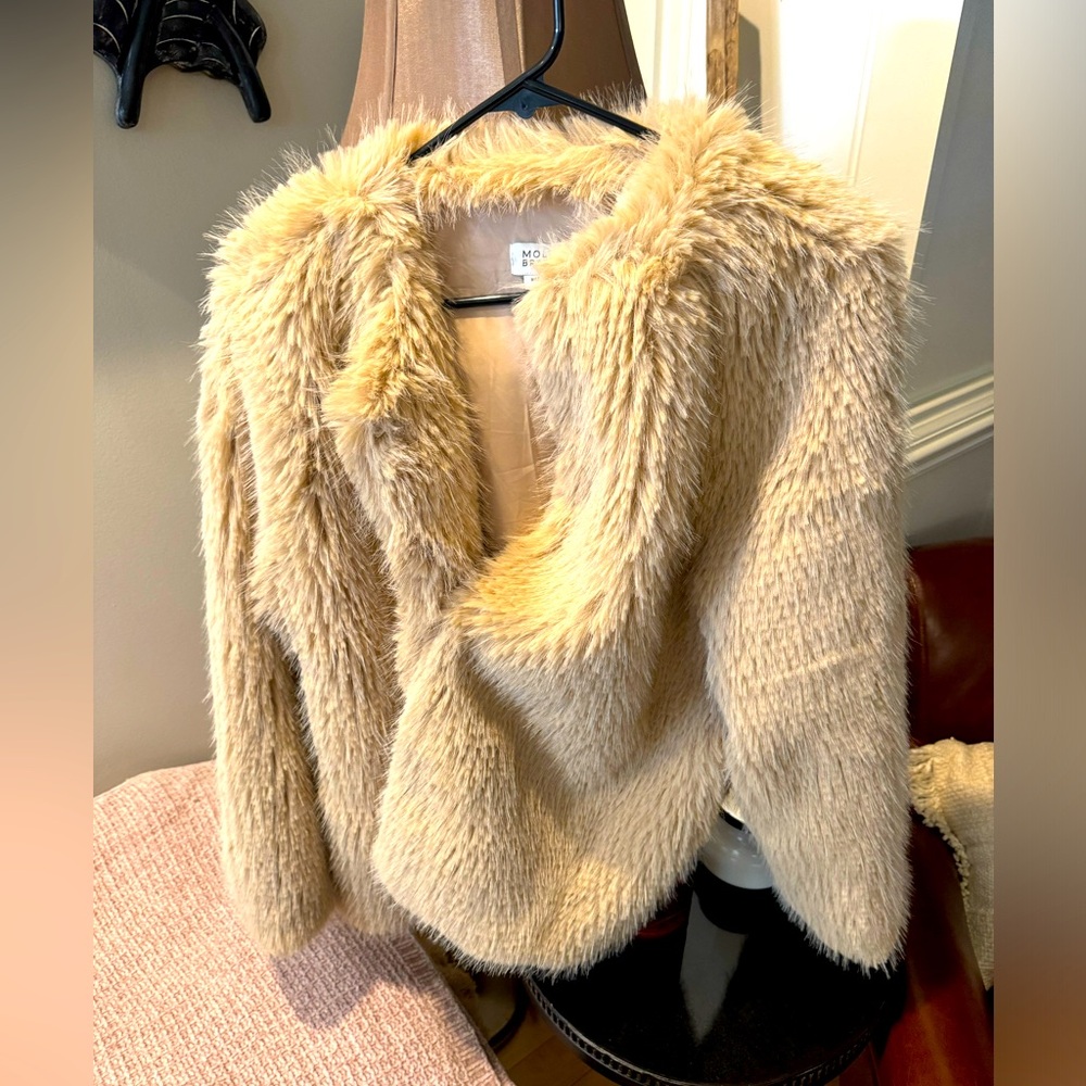 Molly Bracken women's size large fur coat new never worn